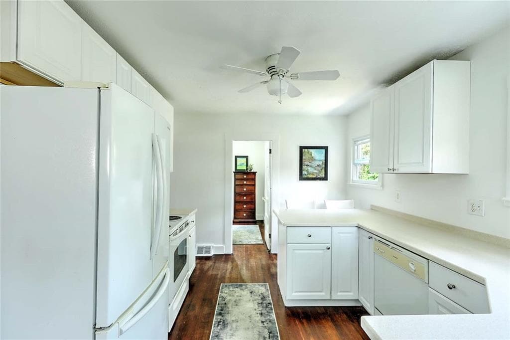 59 Booth Avenue photo 24