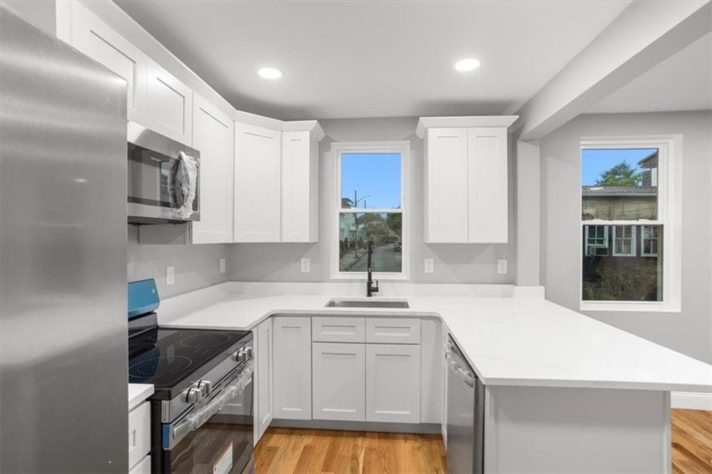 28 Potters Avenue photo 3