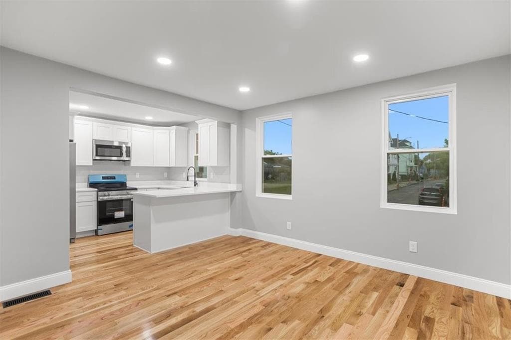 28 Potters Avenue photo 5