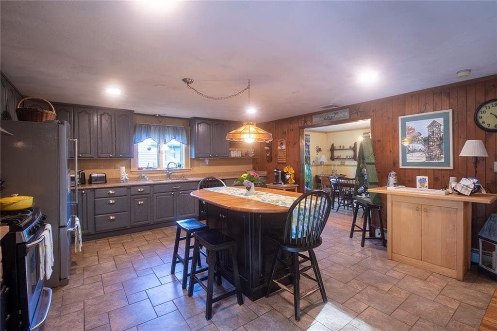 Single Family Residence at 122 Elton Circle, Cranston, photo 17 of 44