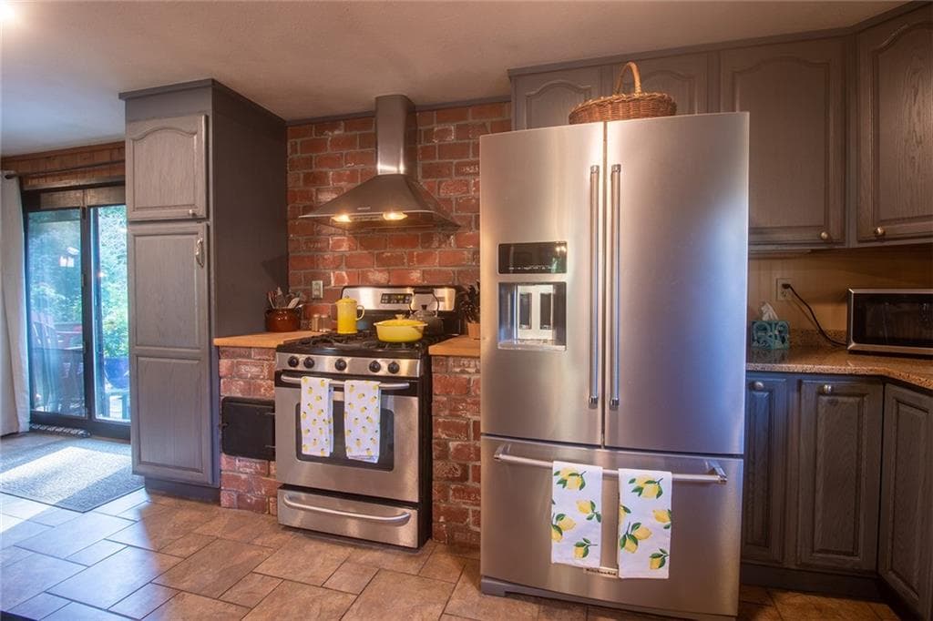 Single Family Residence at 122 Elton Circle, Cranston, photo 20 of 44