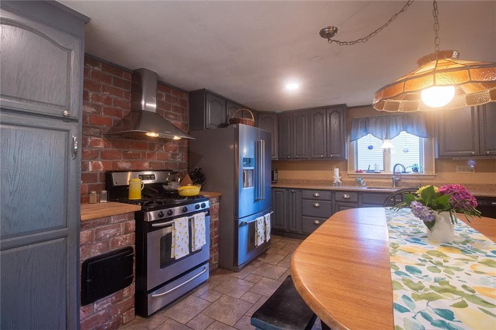 Single Family Residence at 122 Elton Circle, Cranston, photo 19 of 44