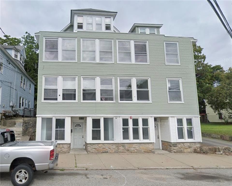 228 230 West School Street photo 3