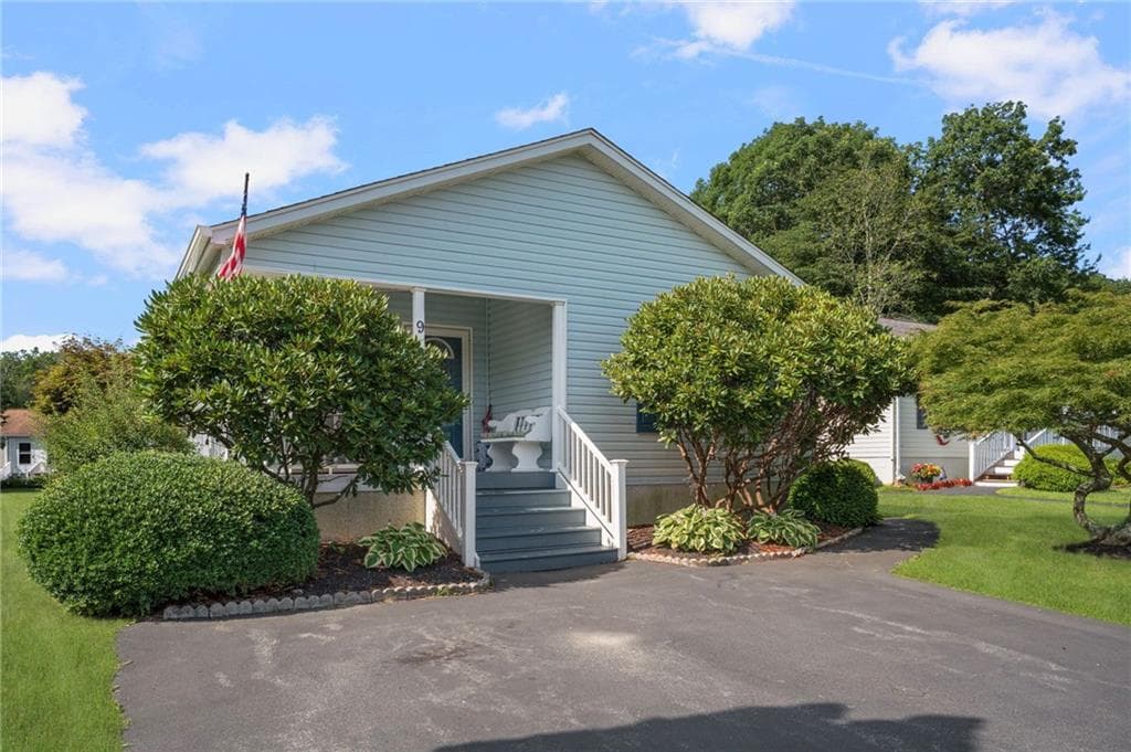 9 Mockingbird Lane photo 3