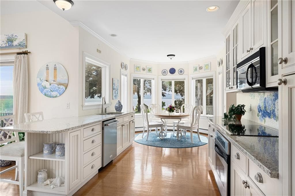 Single Family Residence at 139 Hemlock Avenue, Warwick, photo 11 of 50