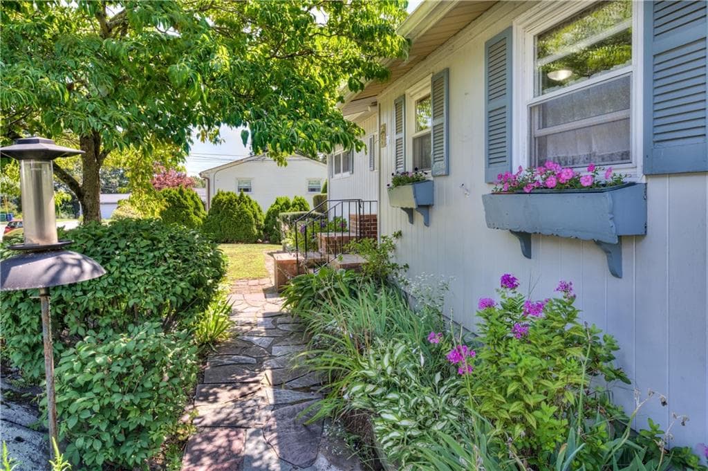 Single Family Residence at 16 Superior Street, Warwick, photo 6 of 35