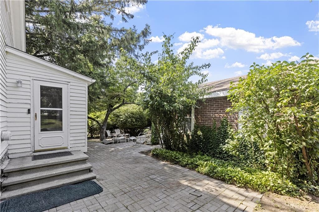 90 Hilltop Road photo 23