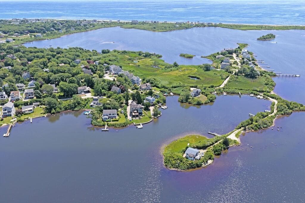 Single Family Residence at 59 Kingfisher Road, South Kingstown, photo 5 of 42