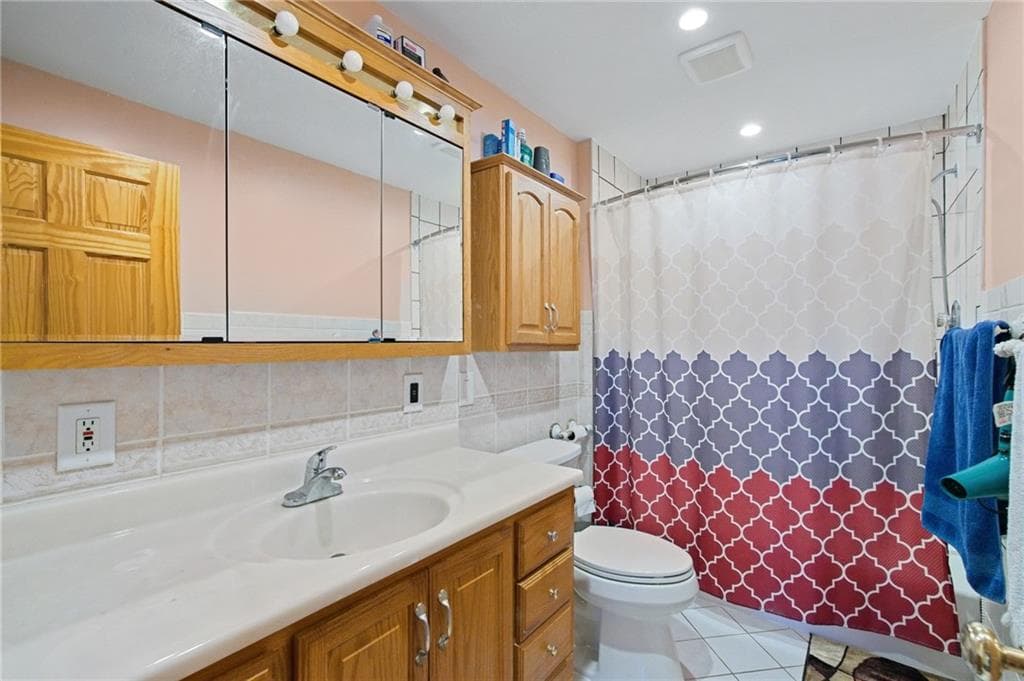 Single Family Residence at 204 Knollwood Drive, Woonsocket, photo 16 of 34