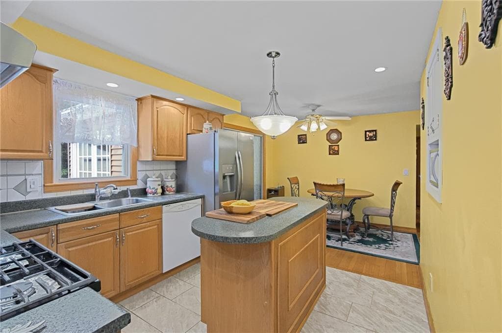 Single Family Residence at 204 Knollwood Drive, Woonsocket, photo 7 of 34
