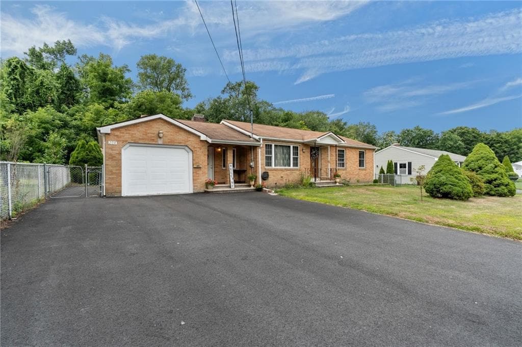 Single Family Residence at 204 Knollwood Drive, Woonsocket, photo 3 of 34