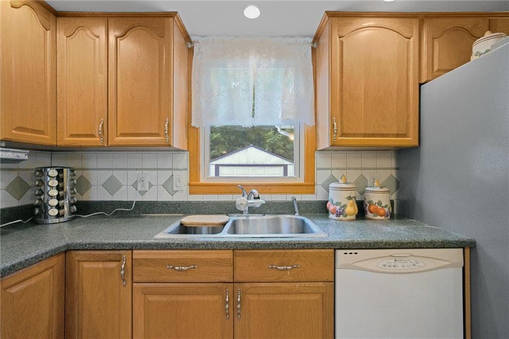 Single Family Residence at 204 Knollwood Drive, Woonsocket, photo 9 of 34