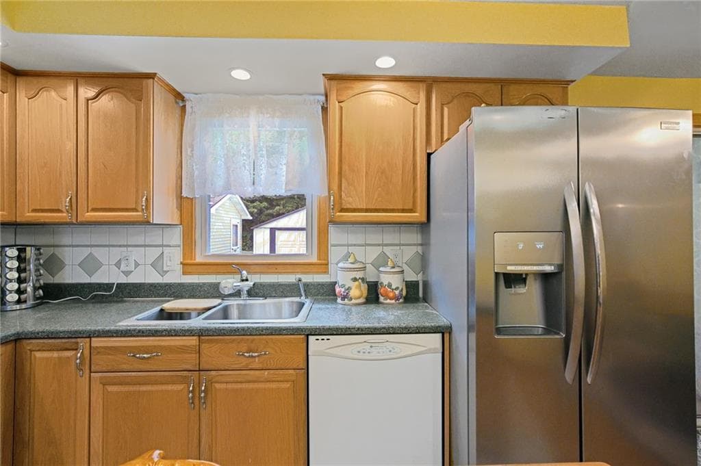 Single Family Residence at 204 Knollwood Drive, Woonsocket, photo 10 of 34