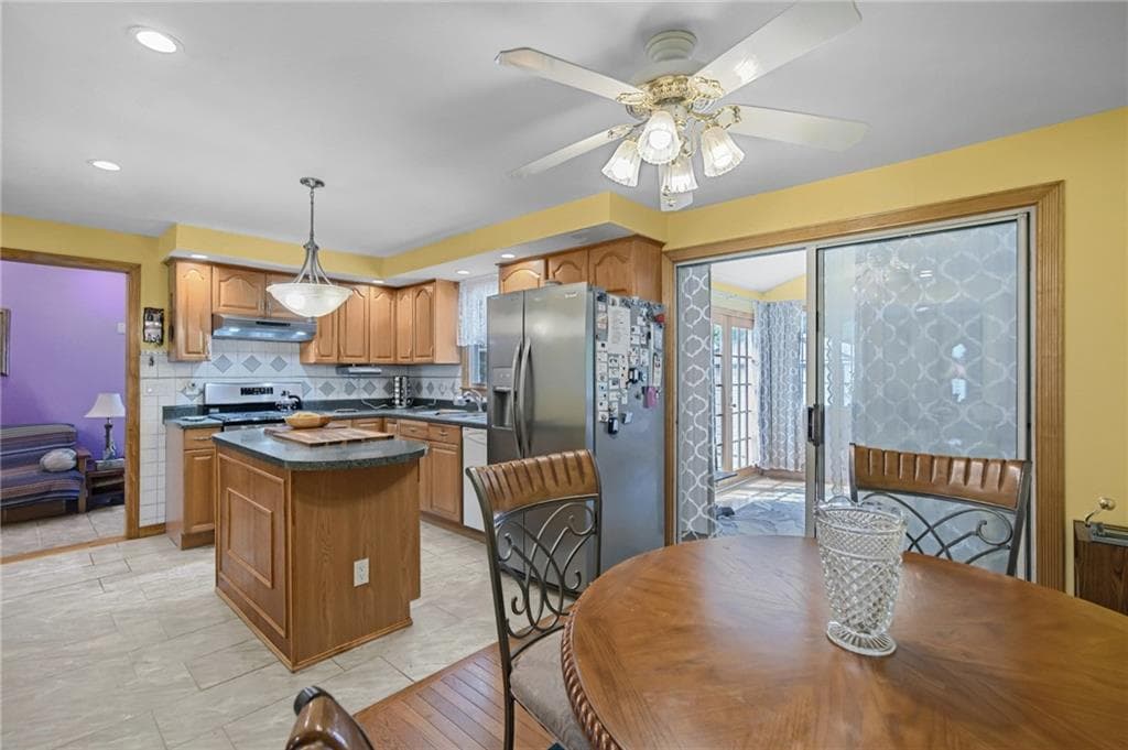 Single Family Residence at 204 Knollwood Drive, Woonsocket, photo 8 of 34