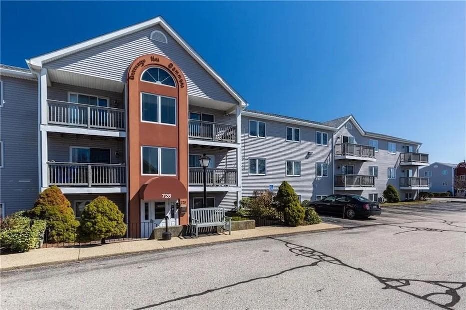 Condominium at 728 Beverage Hill Avenue UNIT 26, Pawtucket, photo 3 of 18