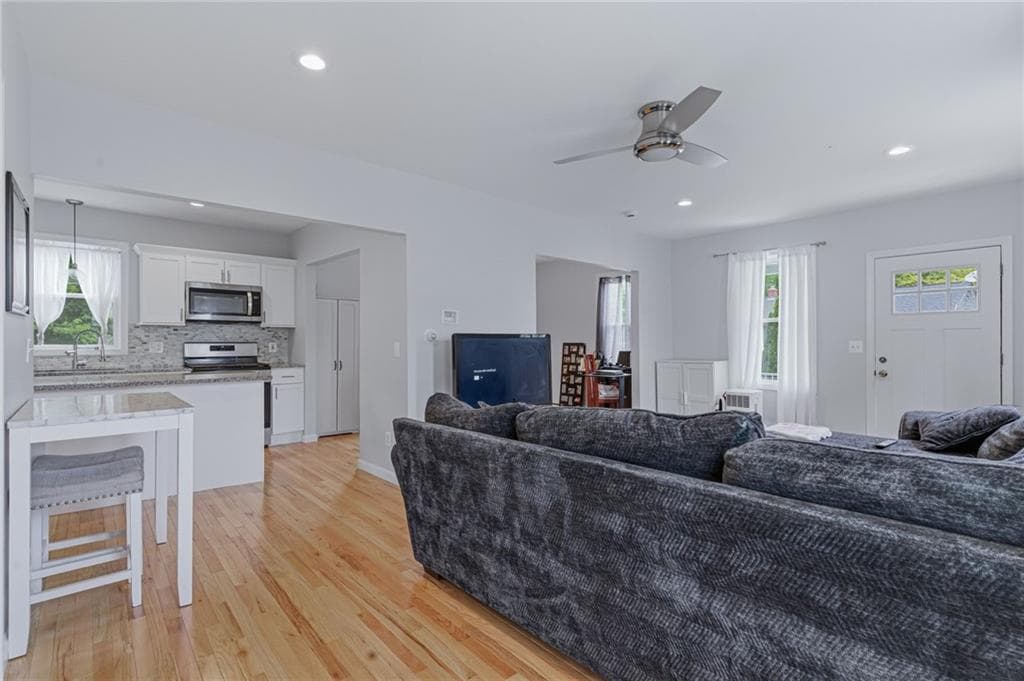 Single Family Residence at 224 Francis Avenue, North Providence, photo 4 of 14