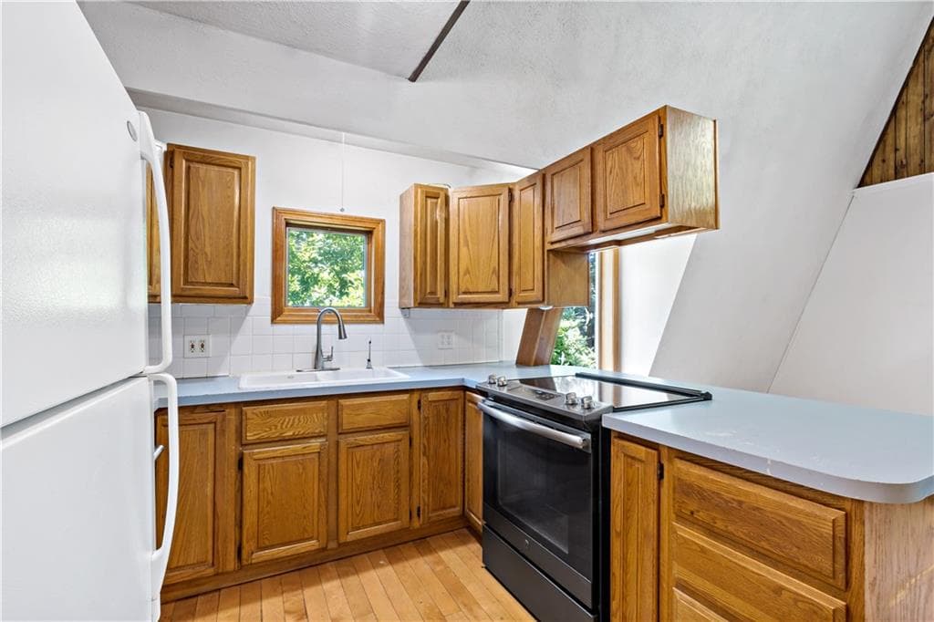 Single Family Residence at 10 Partridge Drive, Exeter, photo 13 of 45