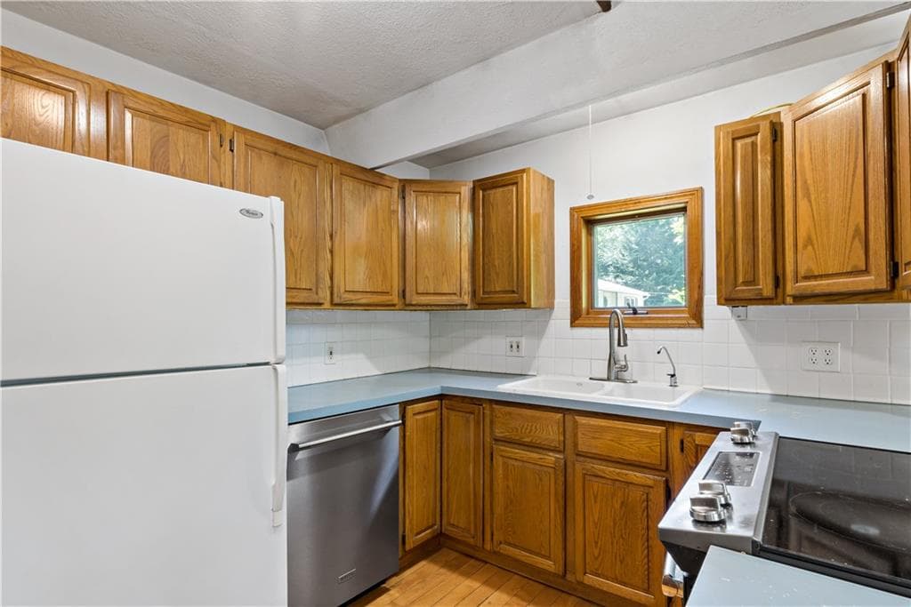 Single Family Residence at 10 Partridge Drive, Exeter, photo 11 of 45