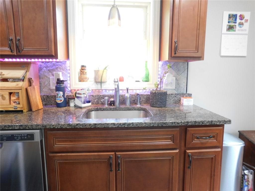 Single Family Residence at 8 C KINGSTOWN Road, Richmond, photo 5 of 22