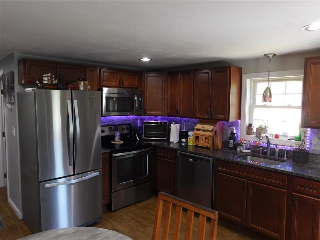 Single Family Residence at 8 C KINGSTOWN Road, Richmond, photo 4 of 22