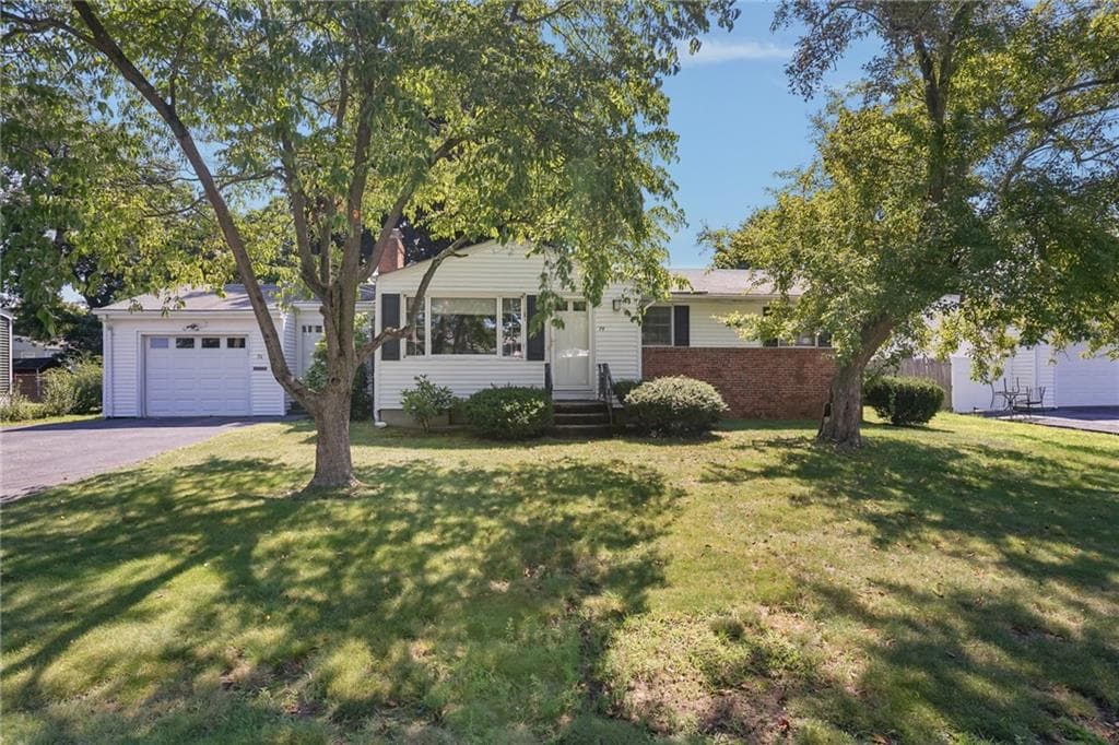 74 Ticonderoga Drive photo 3