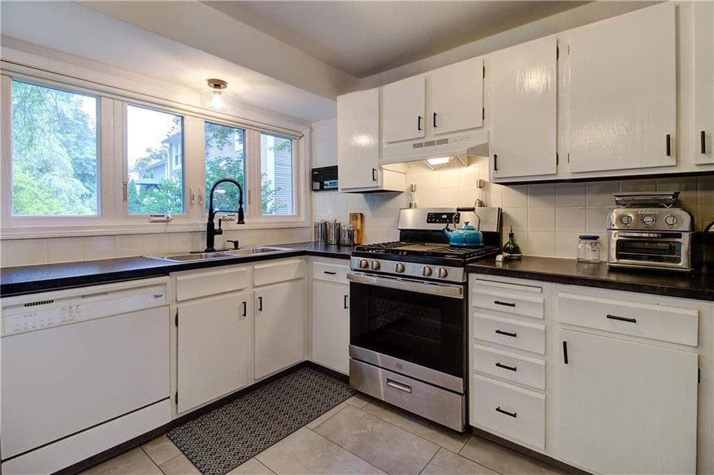 Condominium at 47 Wyndham Avenue, Providence, photo 8 of 17