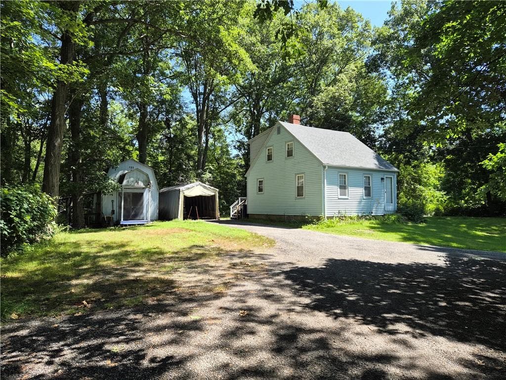 Single Family Residence at 384 Devils Foot Road, North Kingstown, photo 2 of 17