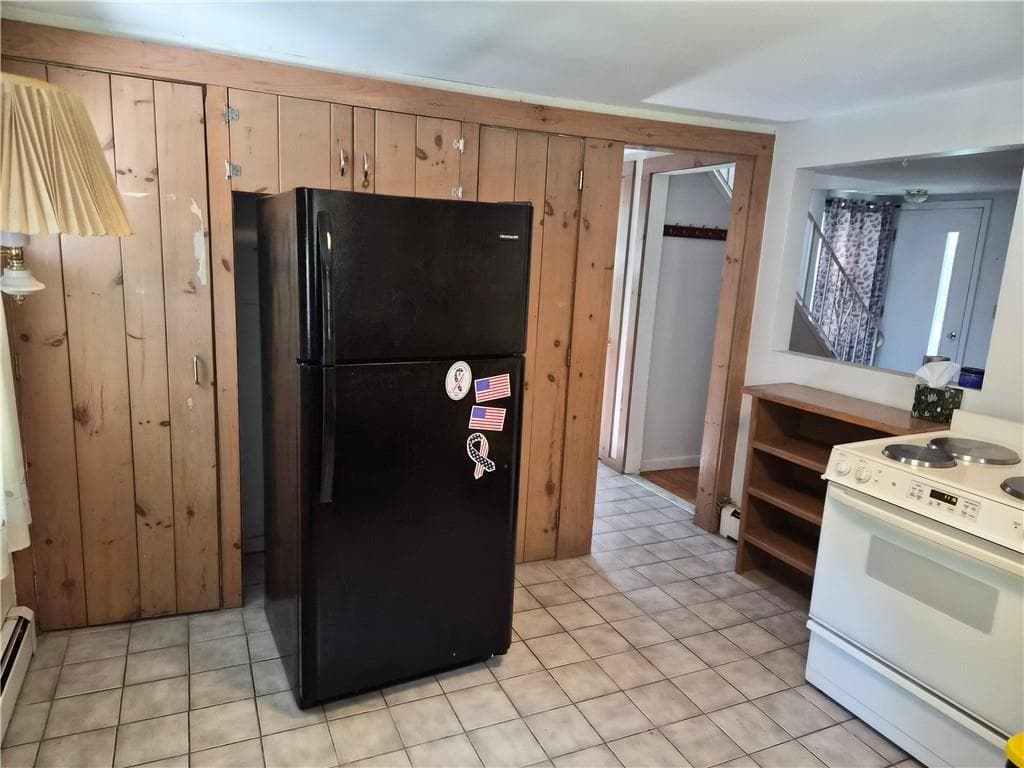 Single Family Residence at 384 Devils Foot Road, North Kingstown, photo 5 of 17