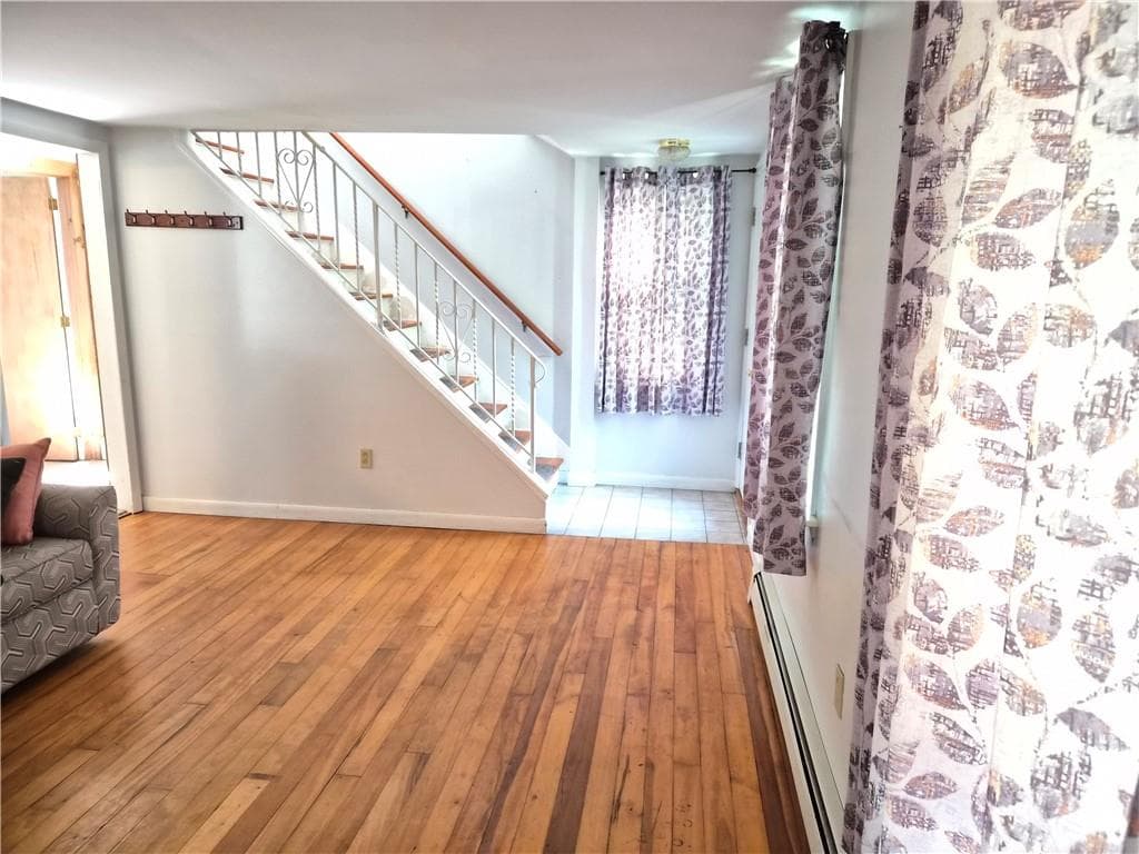 Single Family Residence at 384 Devils Foot Road, North Kingstown, photo 9 of 17