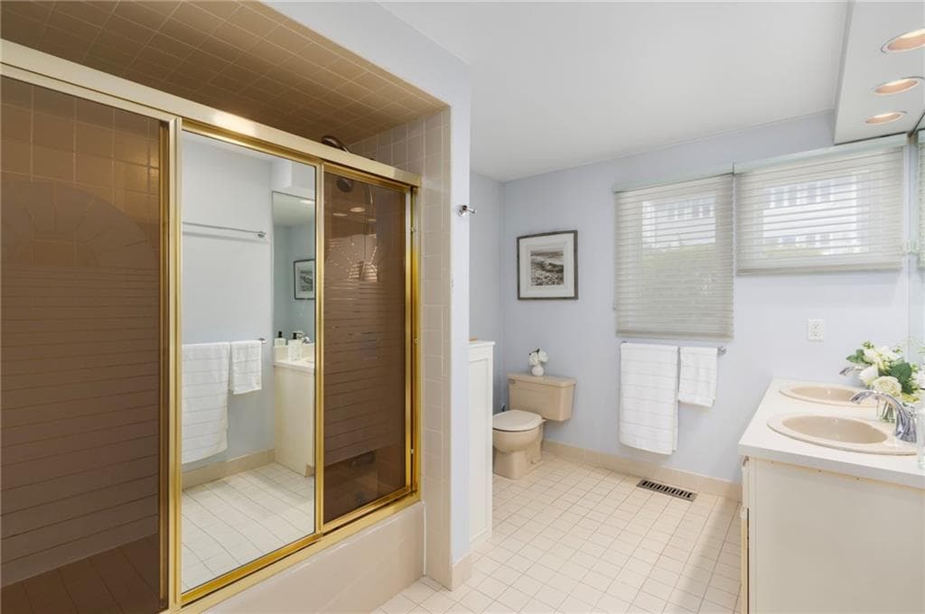 Condominium at 21 Beach Street, Narragansett, photo 23 of 48