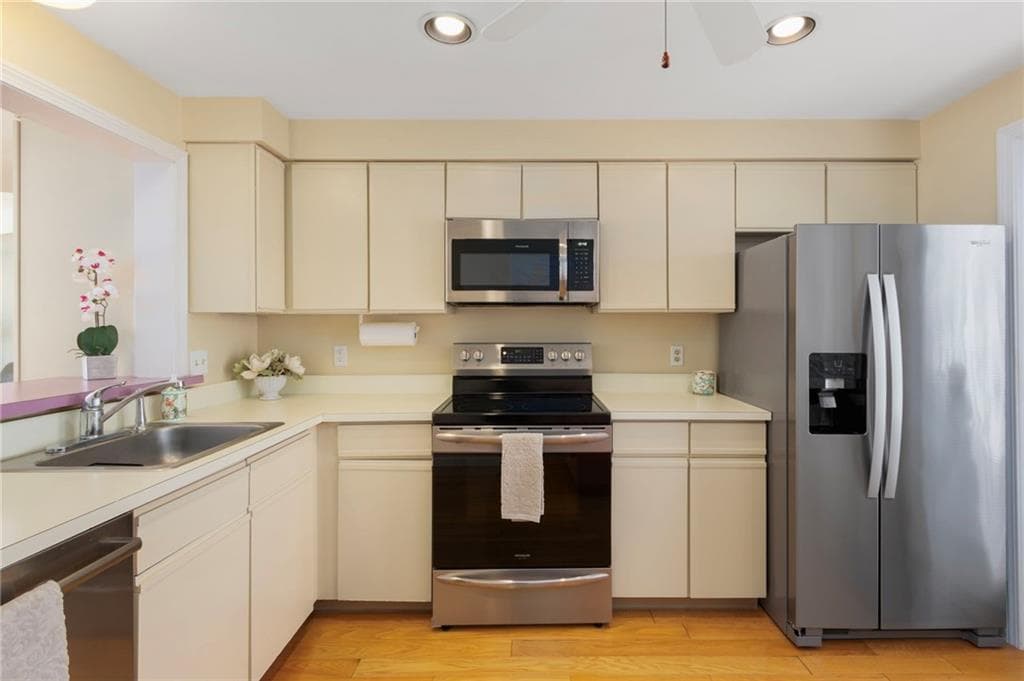 Condominium at 21 Beach Street, Narragansett, photo 26 of 48