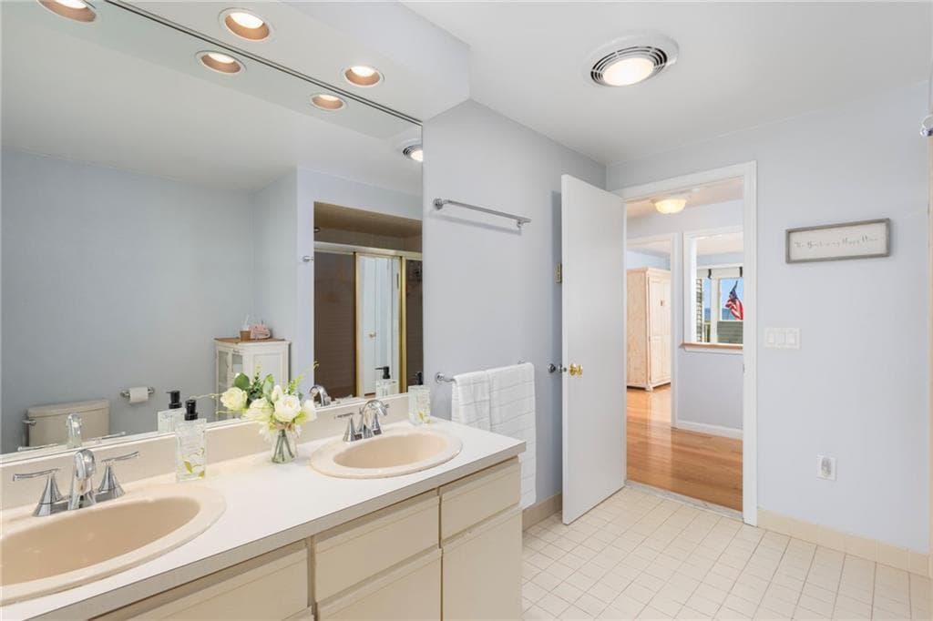 Condominium at 21 Beach Street, Narragansett, photo 22 of 48