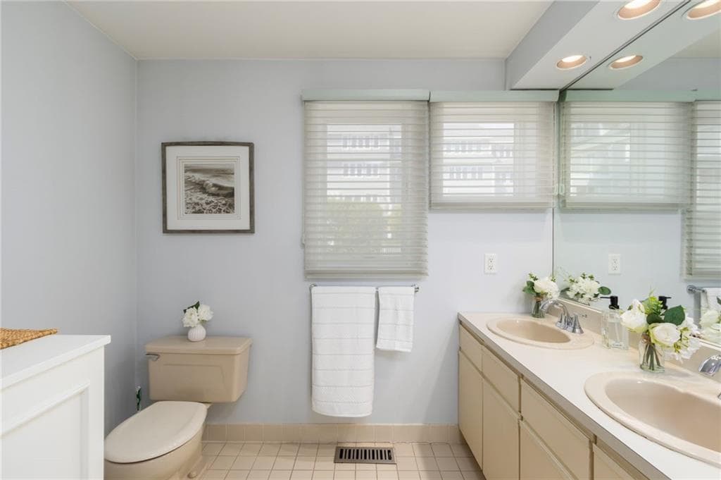Condominium at 21 Beach Street, Narragansett, photo 24 of 48