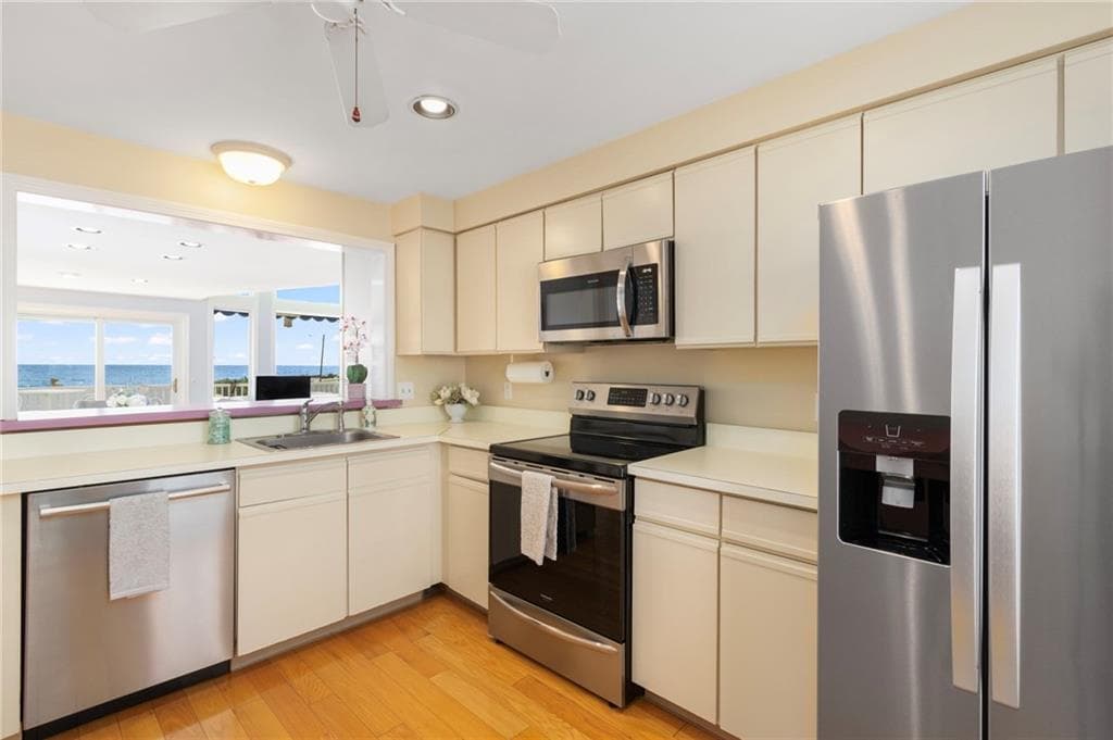Condominium at 21 Beach Street, Narragansett, photo 25 of 48