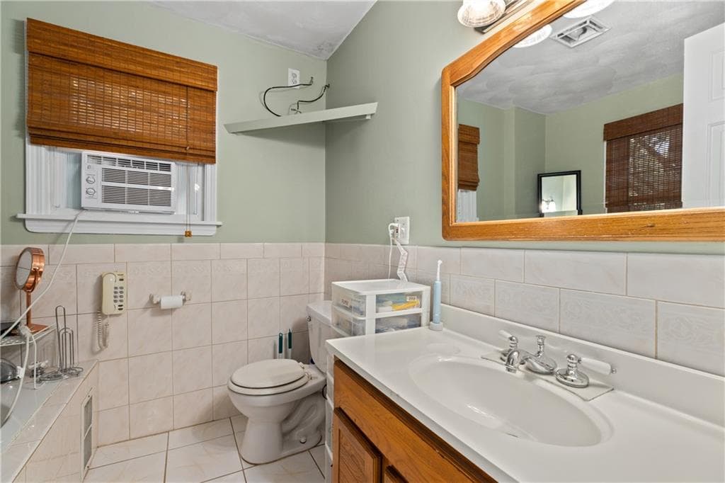 Single Family Residence at 101 Hopkins Avenue, Johnston, photo 12 of 26