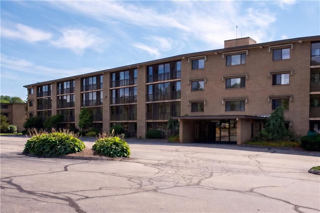 650 East Greenwich Avenue UNIT 5-405 photo 2