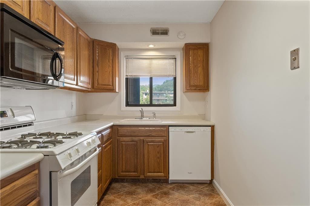 650 East Greenwich Avenue UNIT 5-405 photo 6