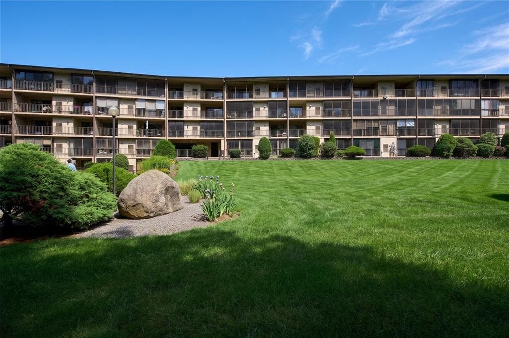 650 East Greenwich Avenue UNIT 5-405 photo 3