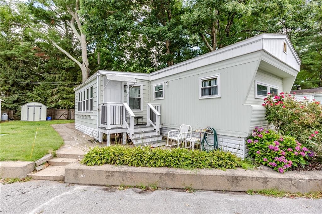 18 Helen Drive photo 2