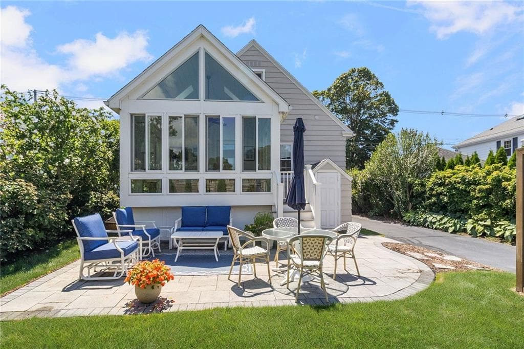 Single Family Residence at 94 Ruggles Avenue, Newport, photo 2 of 28