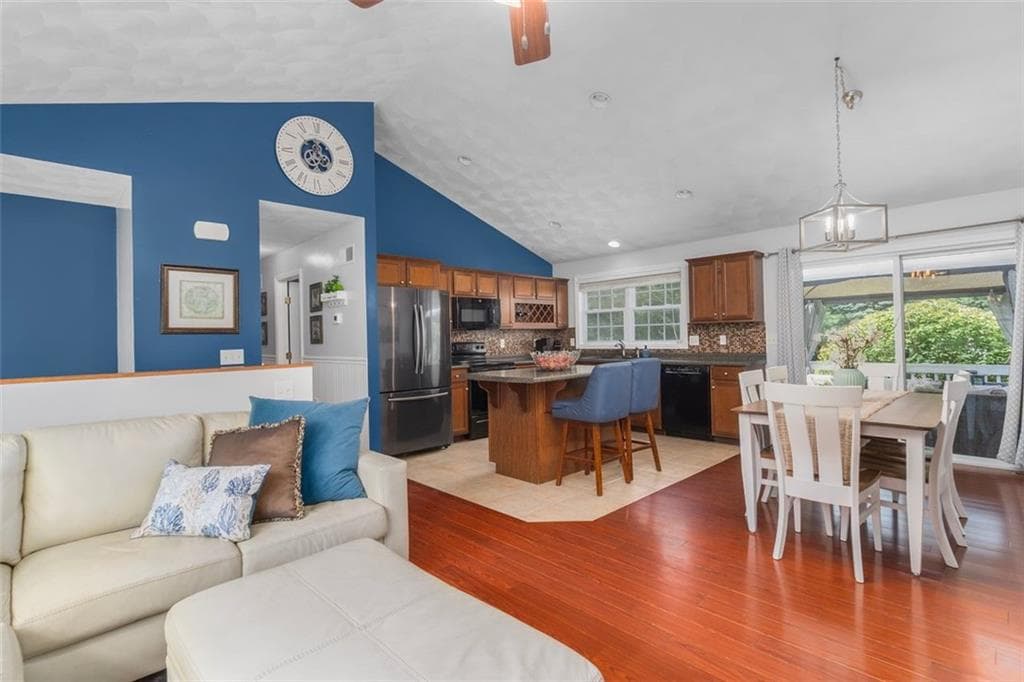 33 Charles Avenue photo 12
