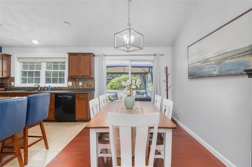 33 Charles Avenue photo 10