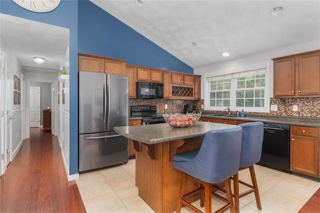 33 Charles Avenue photo 4