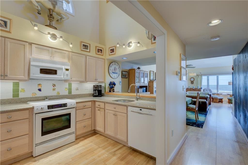 204 BELLEVUE Court UNIT 204 photo 14