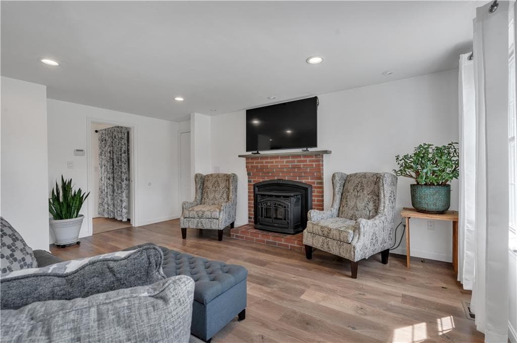 Single Family Residence at 6 Fleuette Drive, Bellingham, photo 10 of 40