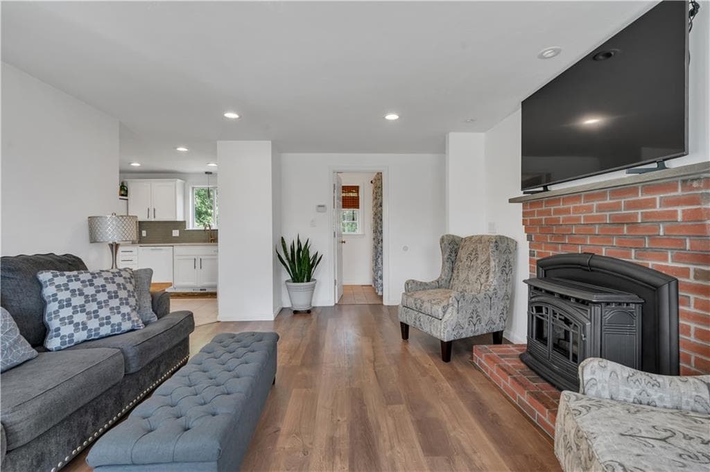 Single Family Residence at 6 Fleuette Drive, Bellingham, photo 11 of 40
