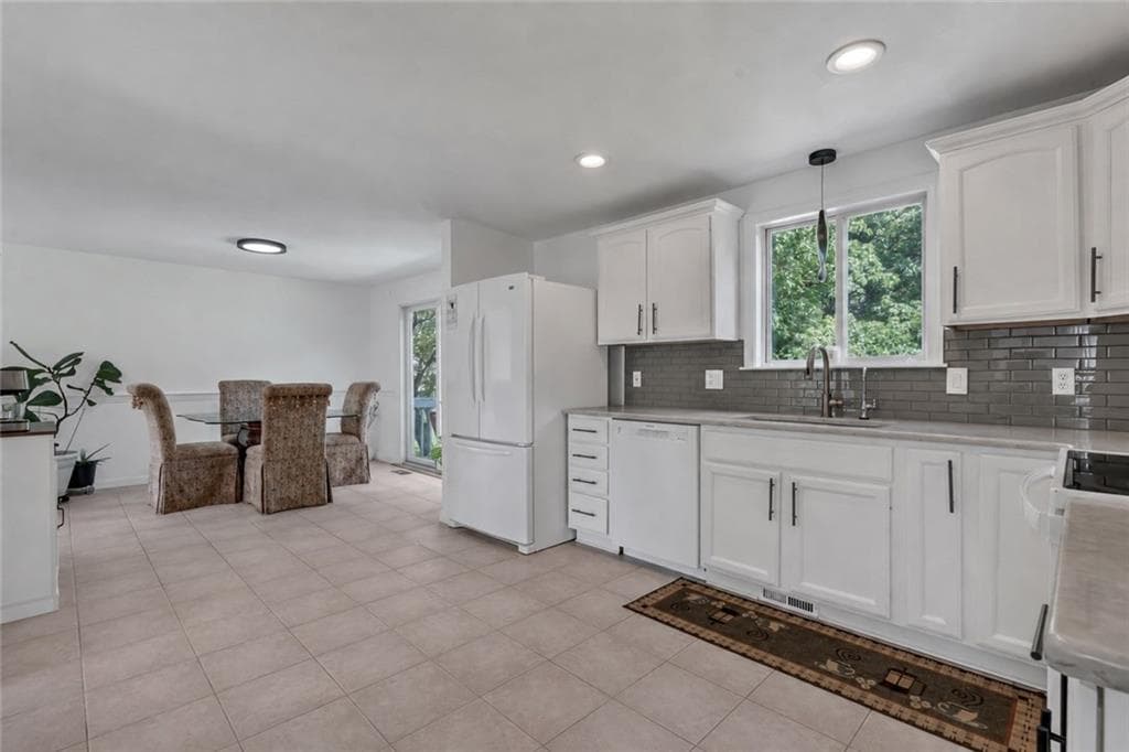 Single Family Residence at 6 Fleuette Drive, Bellingham, photo 4 of 40