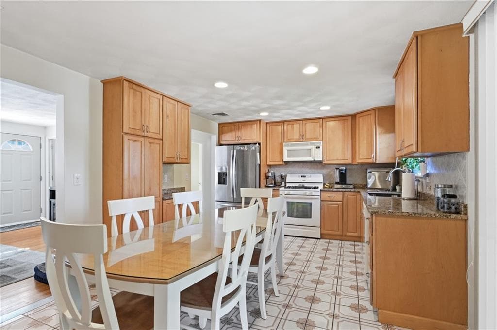 65 Thelma Avenue photo 3