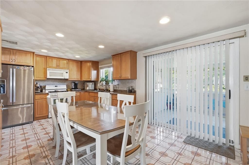 65 Thelma Avenue photo 4