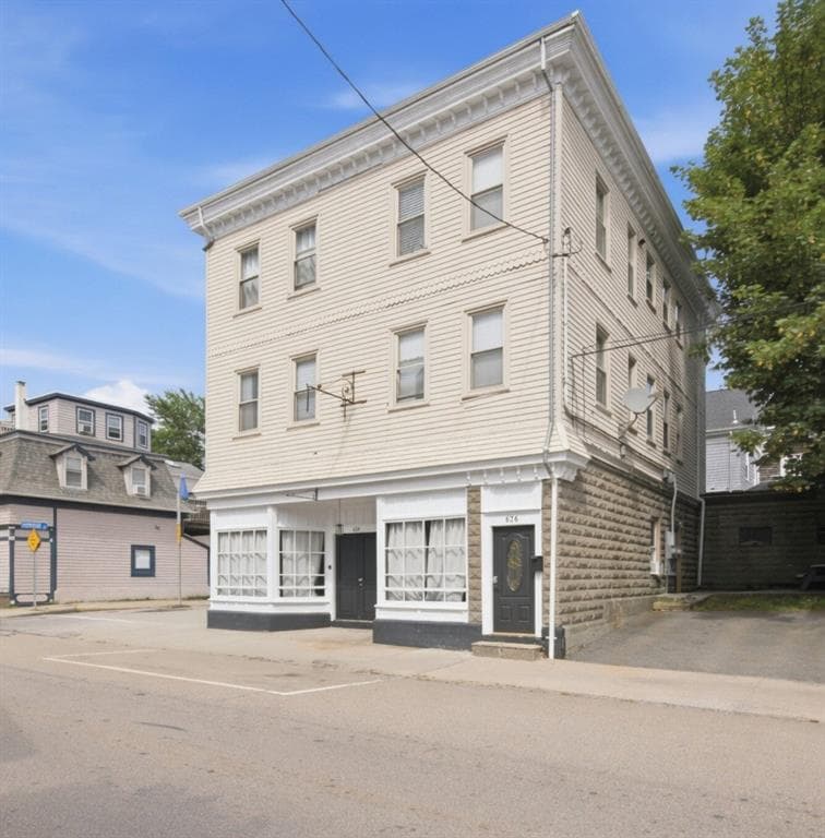 Multi Family at 626 Thames Street, Newport, photo 20 of 22